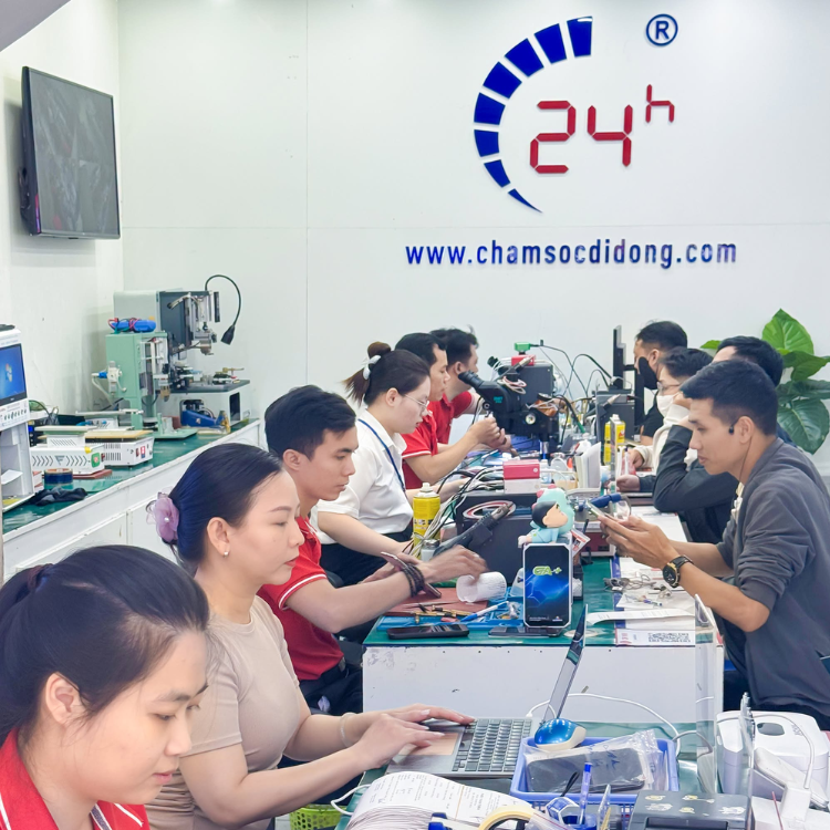 thay-cap-sac-iphone-13-mini-chinh-hang-rexon-19