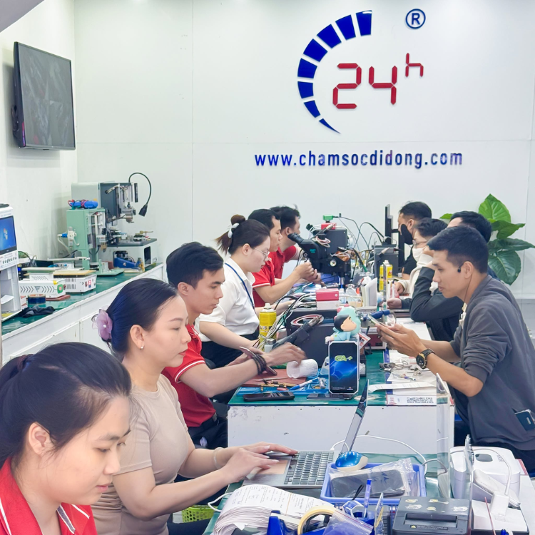 thay-cap-sac-iphone-13-chinh-hang-rexon-11
