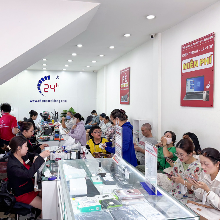 thay-cap-sac-iphone-13-chinh-hang-rexon-16