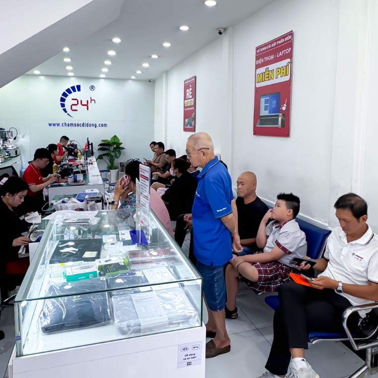 thay-cap-sac-iphone-13-chinh-hang-rexon-17