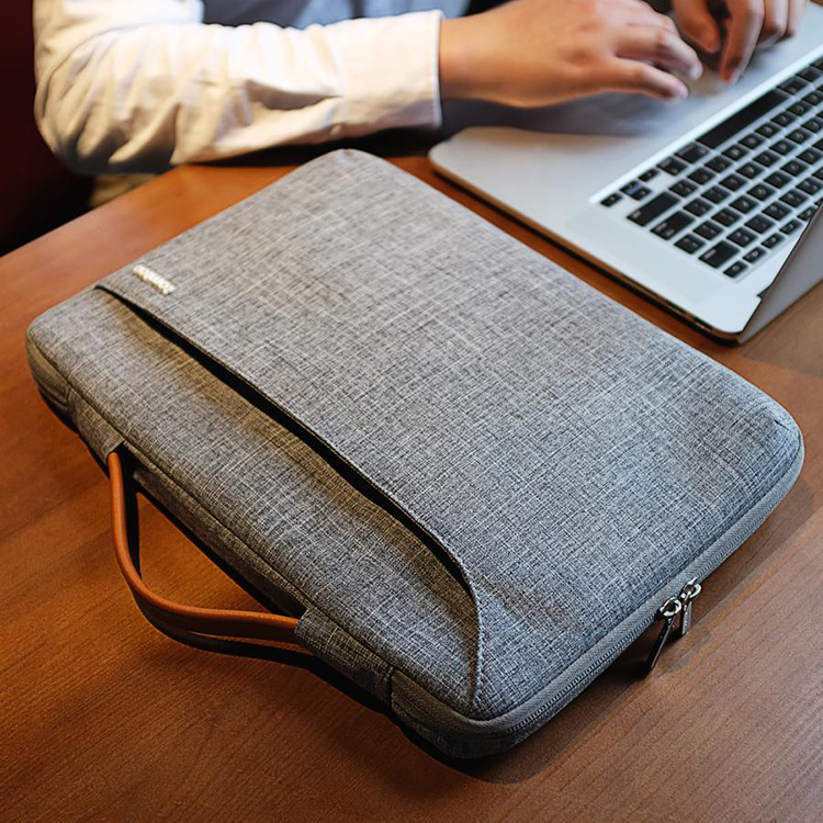 Sử dụng túi chống sốc để bảo vệ MacBook