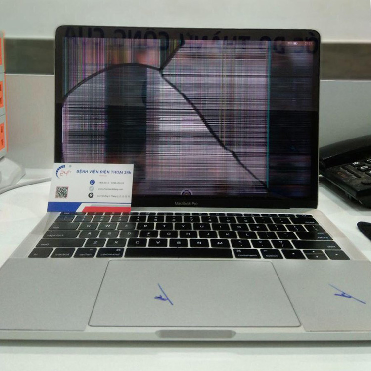 Màn hình MacBook bị hư nghiêm trọng ảnh hưởng đến khả năng hiển thị của thiết bị