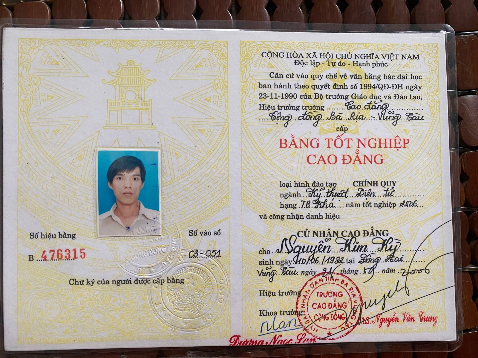 Bằng tốt nghiệp của anh Nguyễn Kim Kỳ