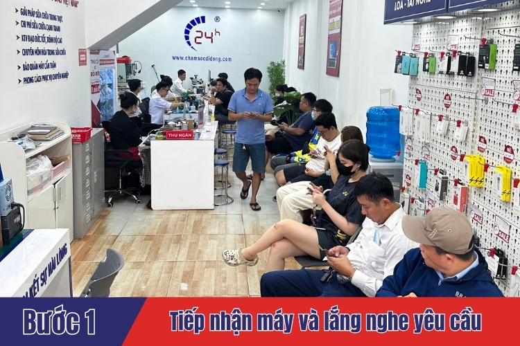 Nhân viên Tiếp nhận máy và lắng nghe yêu cầu khách hàng