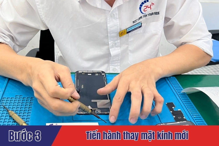 Nhân viên Tiến hành thay mặt kính mới