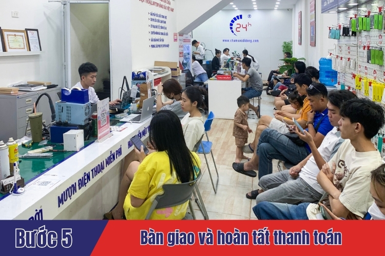 Bàn giao và hoàn tất thanh toán thay mặt kính iphone 15 plus