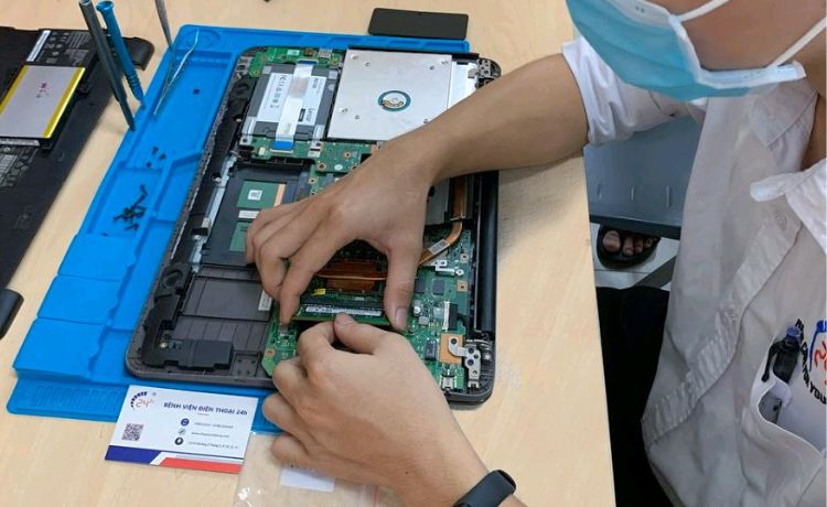 nhân viên đang thay RAM laptop Dell Latitude E6530