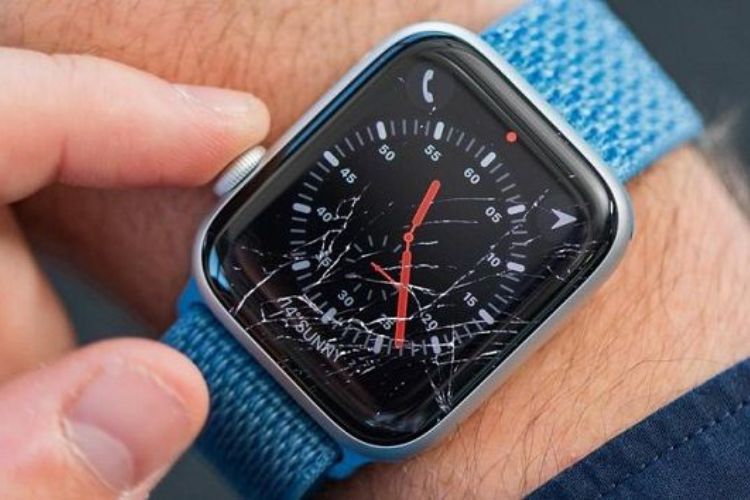 màn hình Apple Watch Series 2 38mm bị hỏng nghiêm trọng và làm ảnh hưởng đến trải nghiệm sử dụng của người dùng