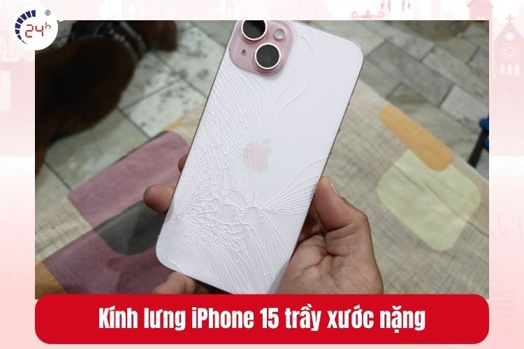 Kính lưng iPhone 15 trầy xước nặng