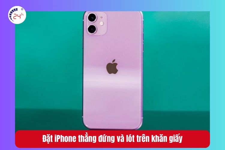 Đặt iPhone thẳng đứng và lót trên khăn giấy để thực hiện đẩy nước ra khỏi loa iPhone