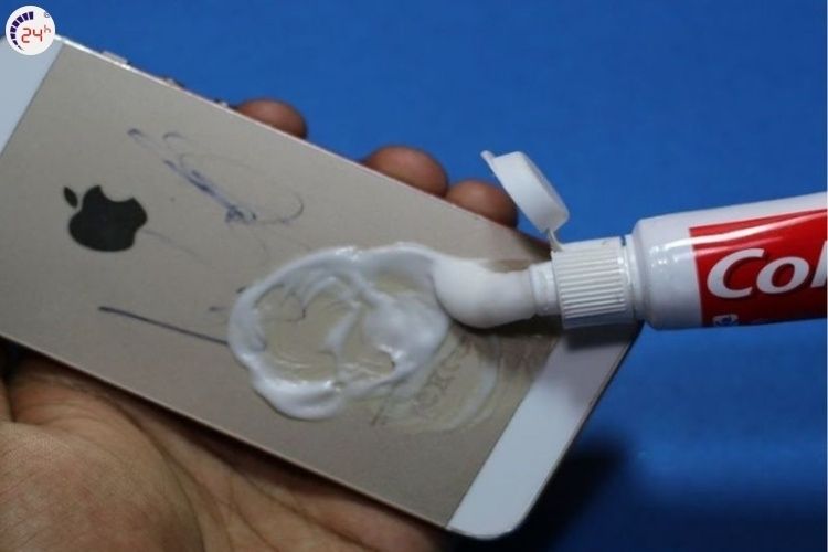 Kem đánh răng có tác dụng mài mòn nhẹ, giúp xóa vết trầy trên vỏ điện thoại