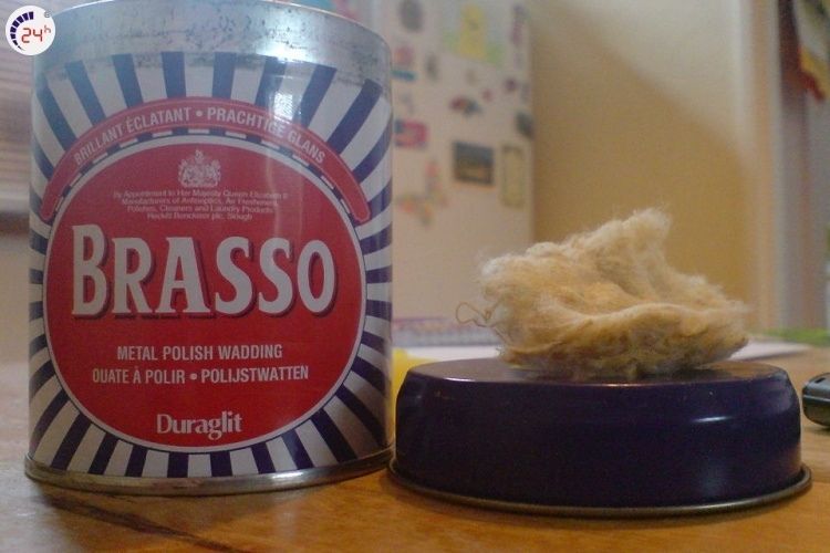 Dầu Brasso giúp làm mờ vết xước giúp thiết bị trông như mới