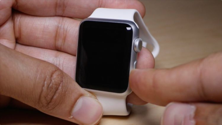 Nên tắt nguồn Apple Watch trước khi thực hiện việc thay dây 