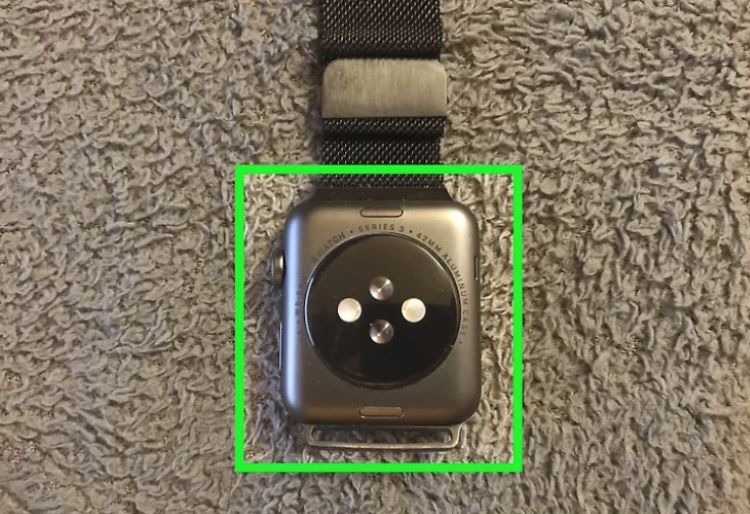 Đặt mạt đồng hồ Apple Watch xuống tấm vải mềm trước khi thực hiện thay dây
