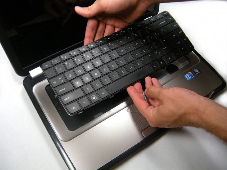 Cách tháo nút bàn phím laptop Dell