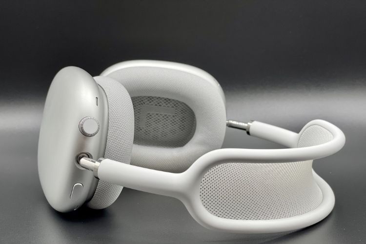 Không sử dụng các vật dụng kim loại cứng chà xát nặng lên tai nghe AirPods Max