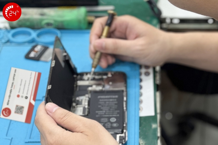 kỹ thuật viên đang thay pin iphone