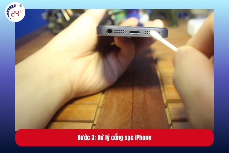 Bước 3: Xử lý cổng sạc iPhone