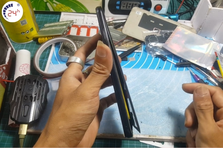 Pin điện thoại bị chai phồng đẩy màn hình lên