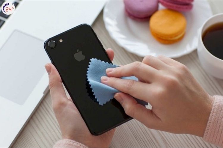 Các miếng dán phải bám chặt vào lưng điện thoại nên rất khó để vệ sinh