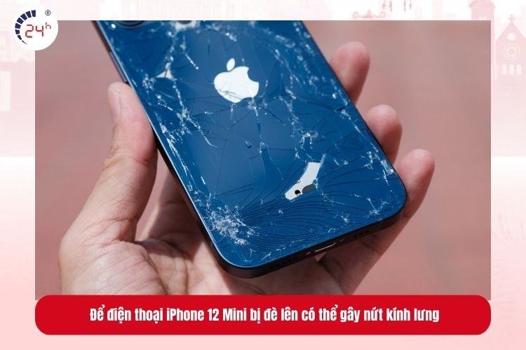 Để điện thoại iPhone 12 Mini bị đè lên có thể gây nứt kính lưng