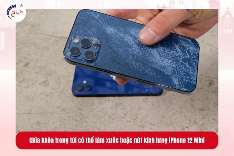 Chìa khóa, dao cắt móng trong túi có thể làm xước hoặc nứt kính lưng iPhone 12 Mini