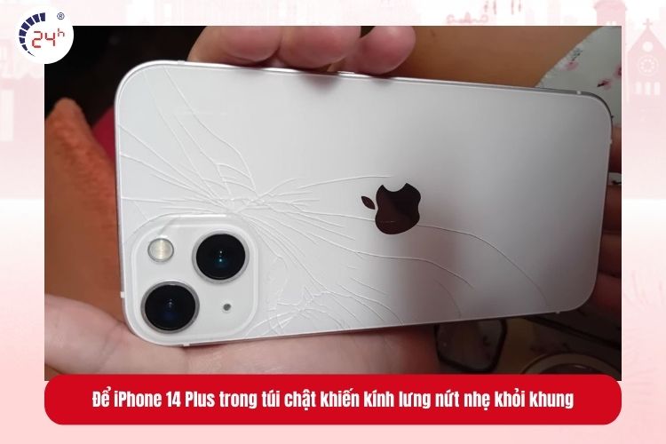Để iPhone 14 Plus trong túi chật hoặc chịu lực ép từ bên ngoài có thể khiến kính lưng tách nhẹ khỏi khung
