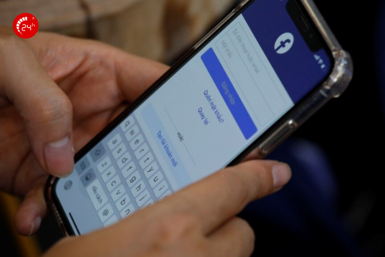 iphone 12 lướt facebook