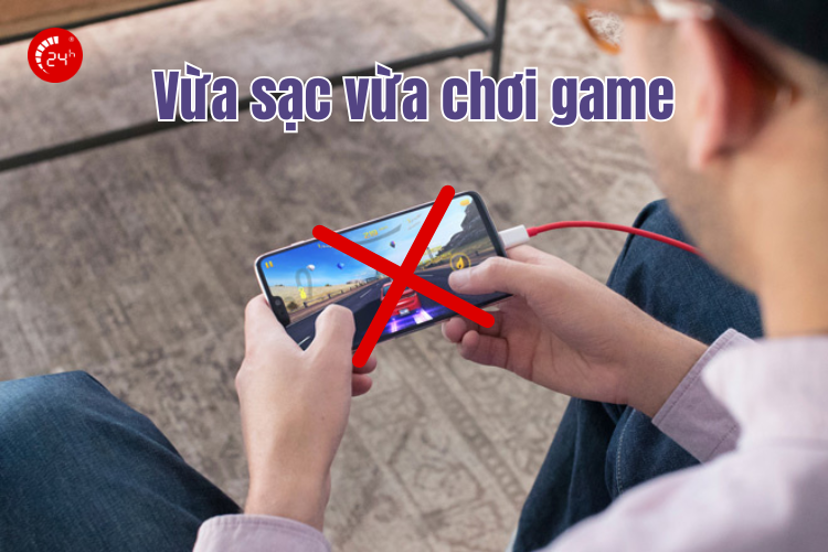 vừa sạc điện thoại vừa chơi game
