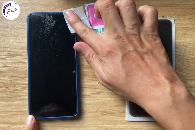 Bước 1: Vệ sinh màn hình điện thoại