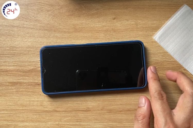 Thực hiện dán và để kính tự động hút vào màn hình