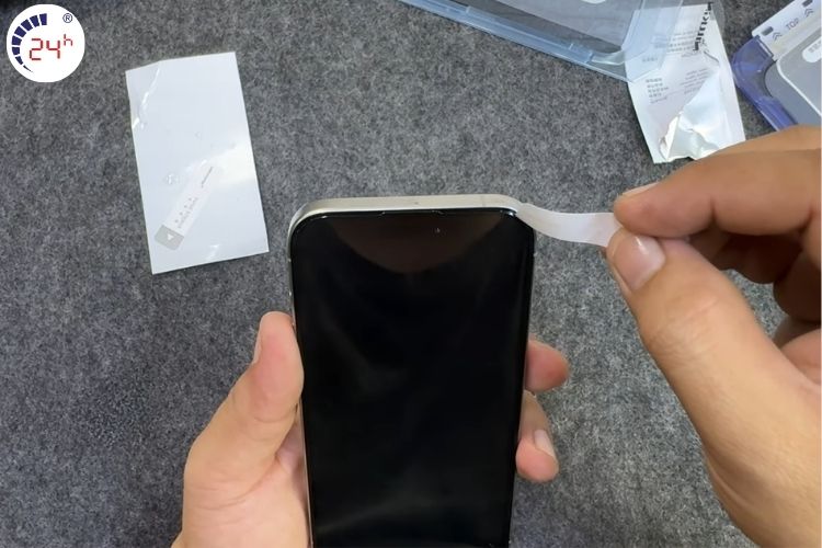 Cách lấy hạt bụi ra sau khi đã dán kính mà không hỏng keo