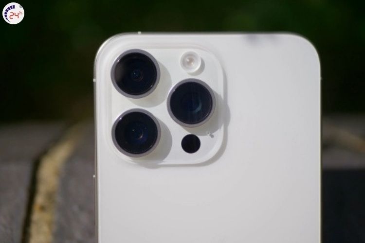 Camera của iPhone có độ hoàn thiện tinh xảo, với màu đen nháy ánh sáng xanh tím 