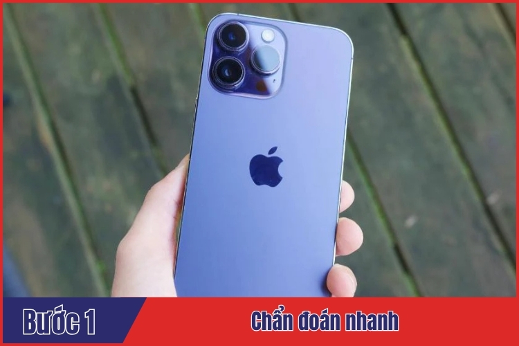 Nhân viên chamsocdidong.com kiểm tra và chuẩn đoán iPhone 14