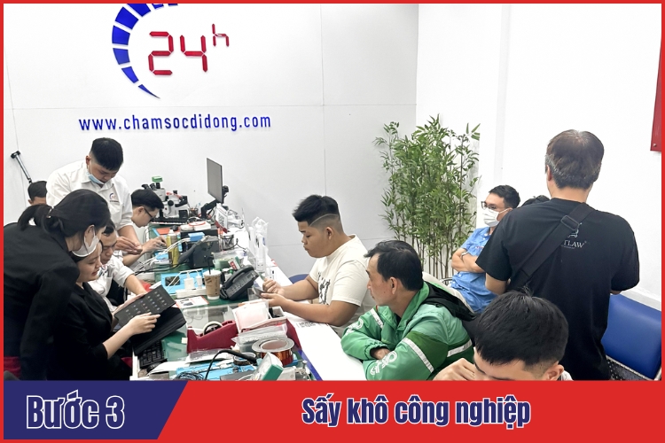 Nhân viên sấy khô máy iphone 14