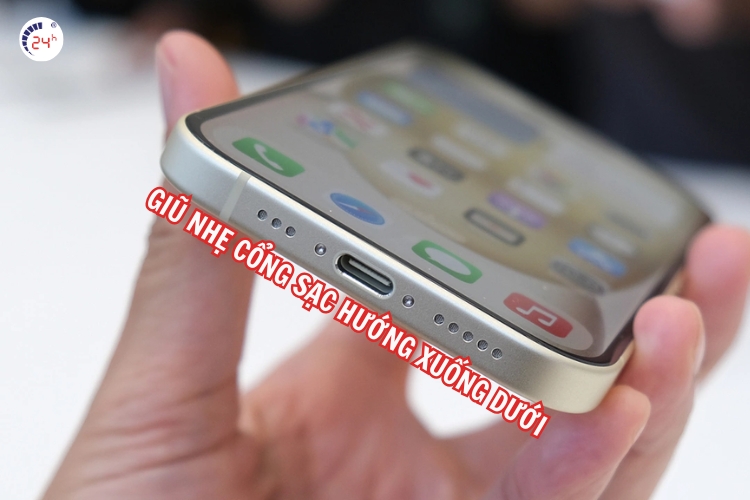 Hướng cổng sạc iphone 15 xuống dưới