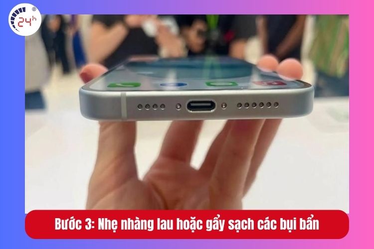 Bước 3: Nhẹ nhàng lau hoặc gẩy sạch các bụi bẩn, mảnh vụn bên trong cổng sạc