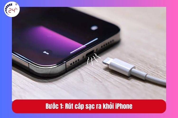 Bước 1: Rút cáp sạc ra khỏi iPhone và rút đầu nối khỏi bộ chuyển đổi hoặc phụ kiện