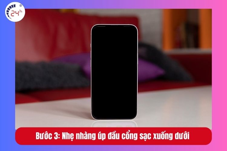 Bước 3: Nhẹ nhàng úp đầu cổng sạc xuống dưới một chiếc khăn mềm và dùng tay để loại bỏ phần chất lỏng thừa