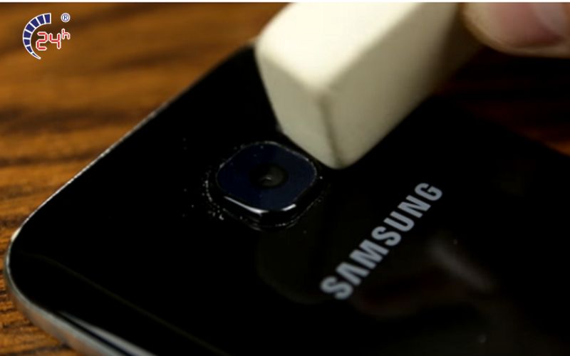 Cách chụp ảnh đẹp bằng điện thoại Samsung là vệ sinh ống kính 