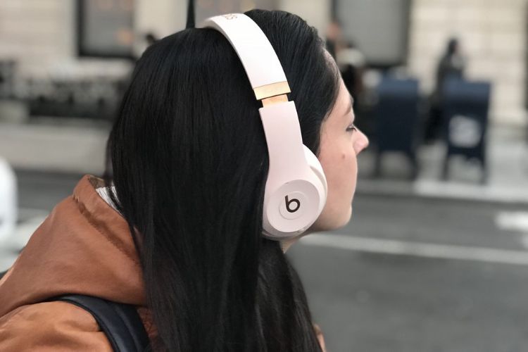 việc kết nối tai nghe nhét tai hoặc không dây Beats rất đơn giản, dễ dàng