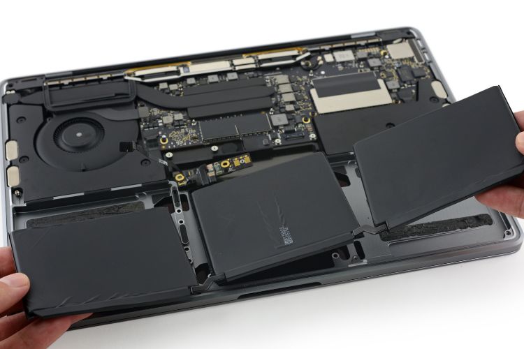 Tháo pin và lắp lại để sửa lỗi MacBook bị đen màn hình