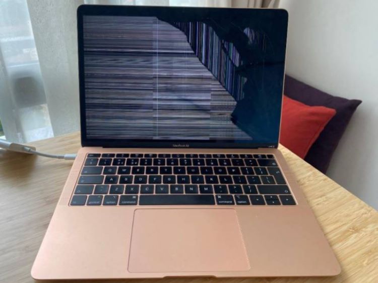 Tại sao màn hình MacBook bị nhiễu?