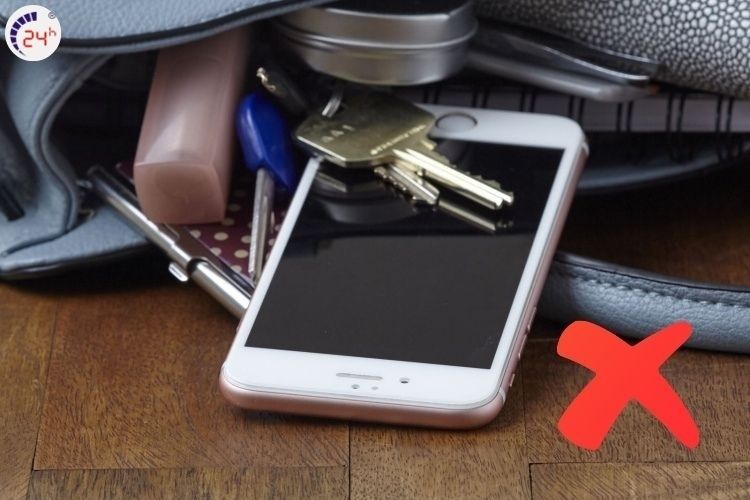 Nên cất điện thoại vào ngăn riêng để tránh sự va đập không cần thiết