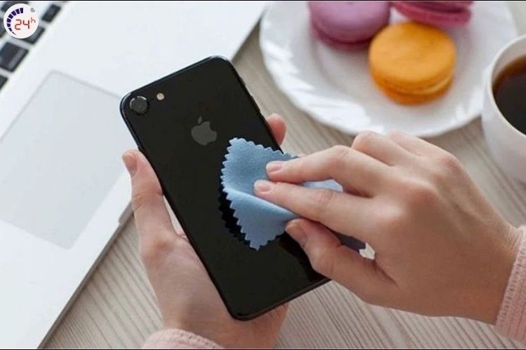 Vệ sinh mặt kính lưng định kỳ có thể giúp phát hiện sớm các tình trạng nứt