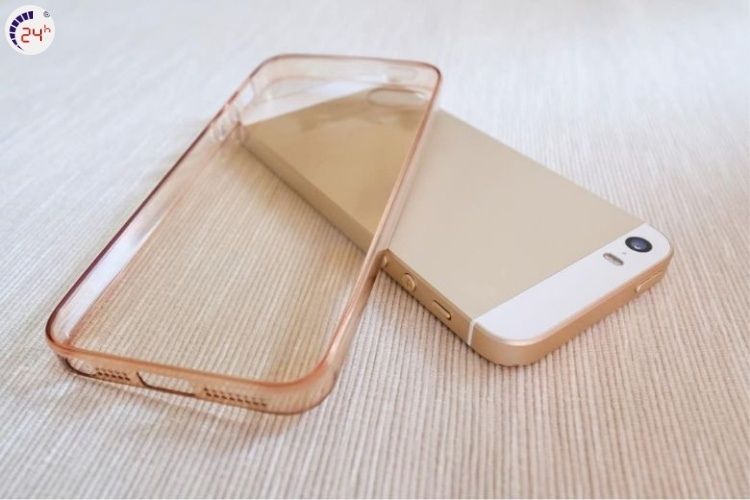 Sử dụng ốp lưng có thể hạn chế rủi ro cho mặt lưng điện thoại