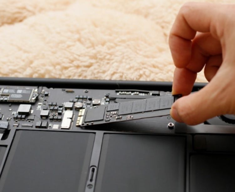 Quy trình thay ở cứng SSD Macbook được thực hiện như trên