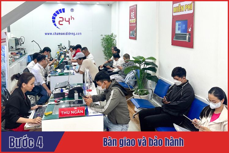 Nhân viên bàn giao máy và giấy bảo hành cho khách tại chamsocdidong.com