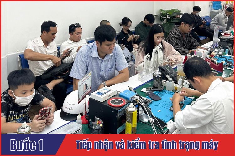 Nhân viên tiếp nhận và lắng nghe thiết bị lỗi tại chamsocdidong.com