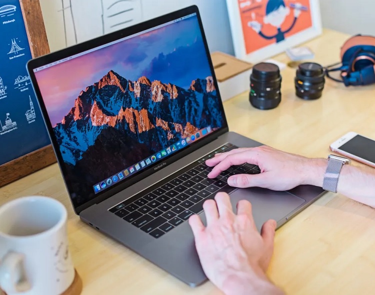 Bạn có thể reset MacBook trước khi sang lại máy cho bất kỳ ai khác
